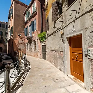 Querini Suite-balcony On Canal, Close To San Marco Apartment Venice